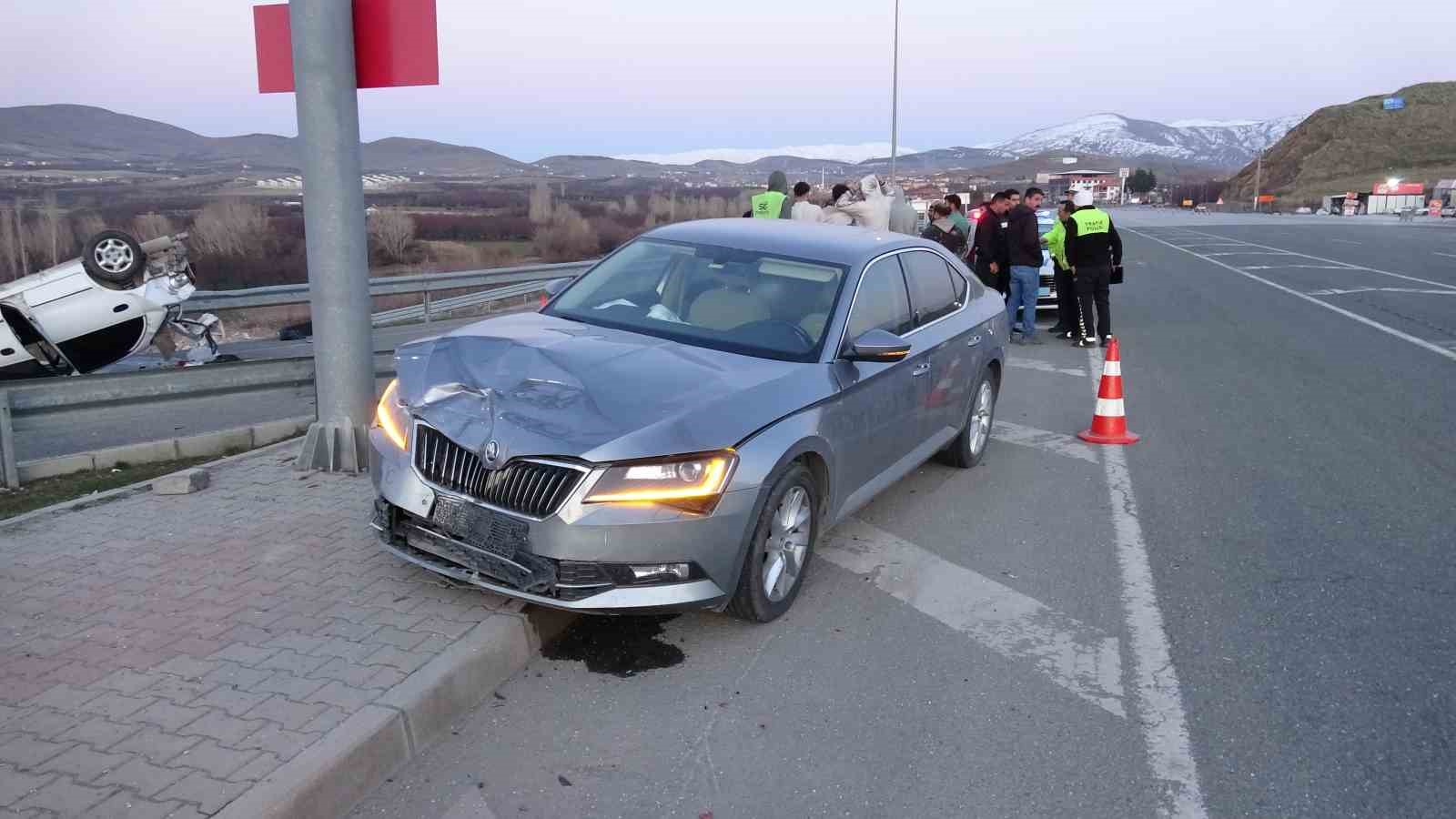 malatyada iki otomobil carpisti 3 yarali 1