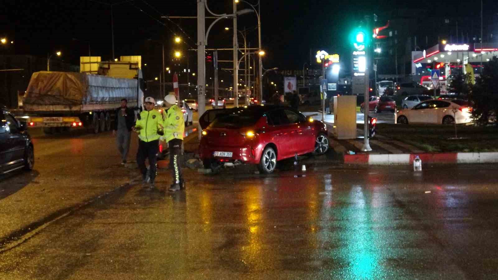 malatyada iki otomobil carpisti 5 yarali 4