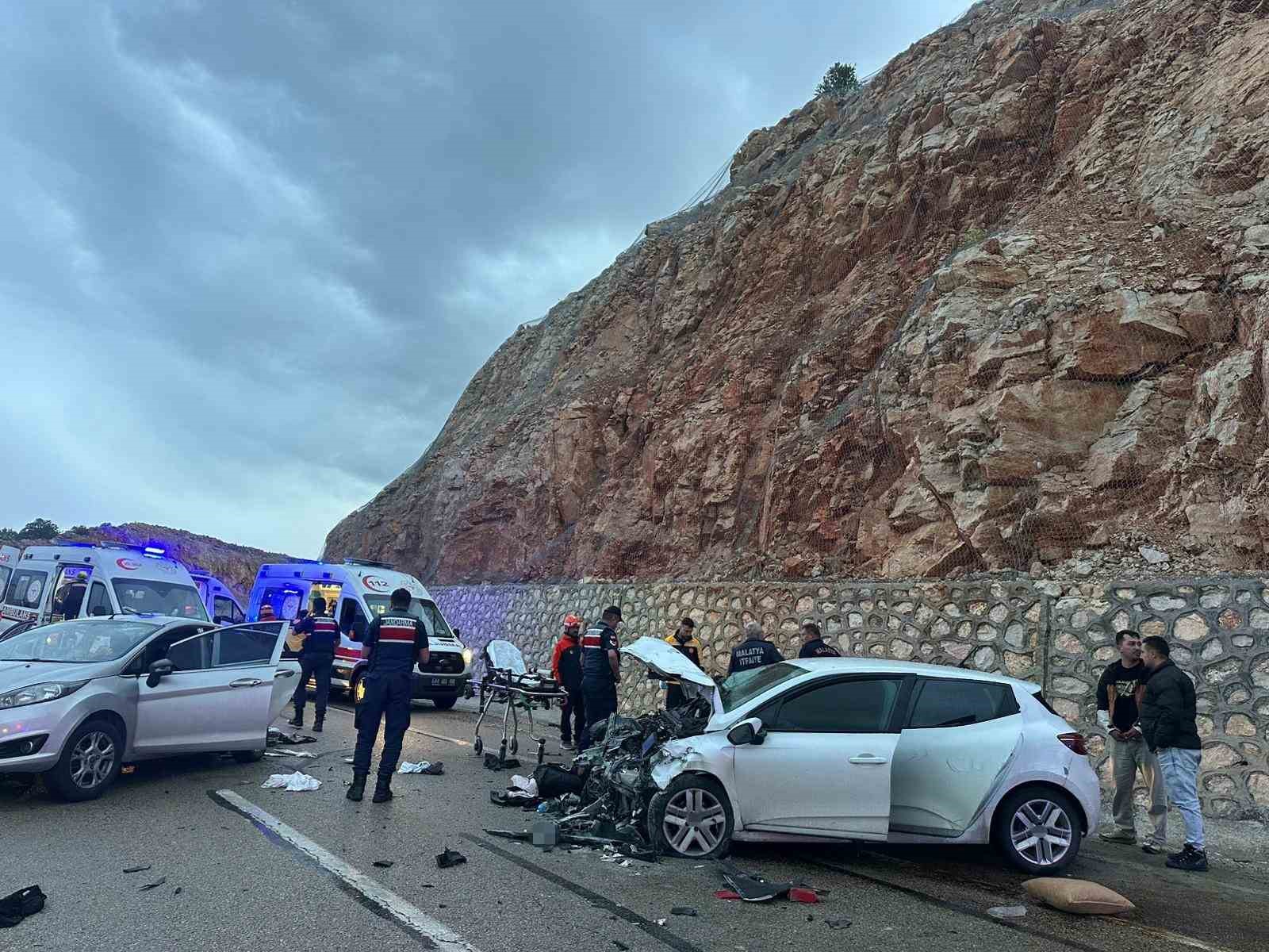 malatyada iki otomobil kafa kafaya carpisti 8 yarali 3 B4f5kh66