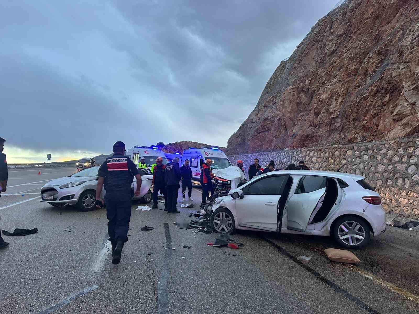 malatyada iki otomobil kafa kafaya carpisti 8 yarali 6 IrHqN1NW
