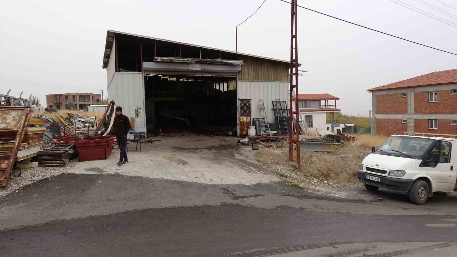 Malatya’da ısınmak için ateşe tiner döken 2 öğrenci yaralandı 8 malatyada isinmak icin atese tiner doken 2 ogrenci yaralandi 4 c49KcS2Y