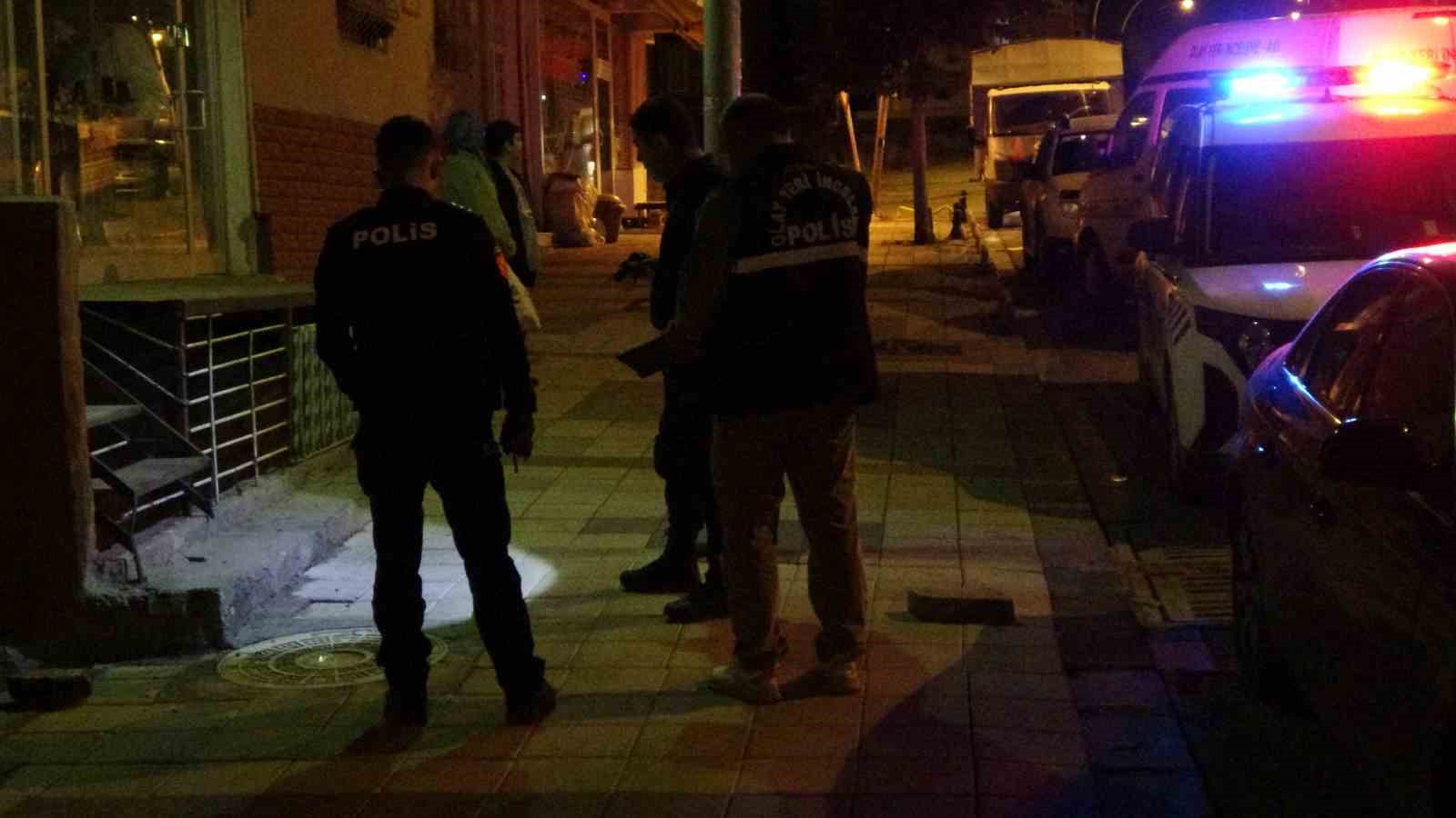 Malatya’da kaldırımda bulunan Kalaşnikof mermisi polisi alarma geçirdi 7 malatyada kaldirimda bulunan kalasnikof mermisi polisi alarma gecirdi 3 SH796T29