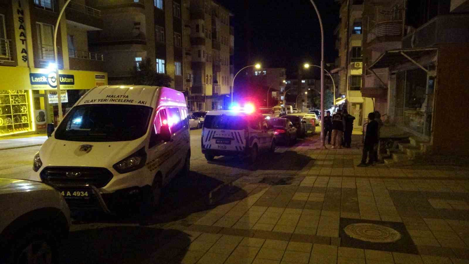 Malatya’da kaldırımda bulunan Kalaşnikof mermisi polisi alarma geçirdi 8 malatyada kaldirimda bulunan kalasnikof mermisi polisi alarma gecirdi 4 lhMqY7zL