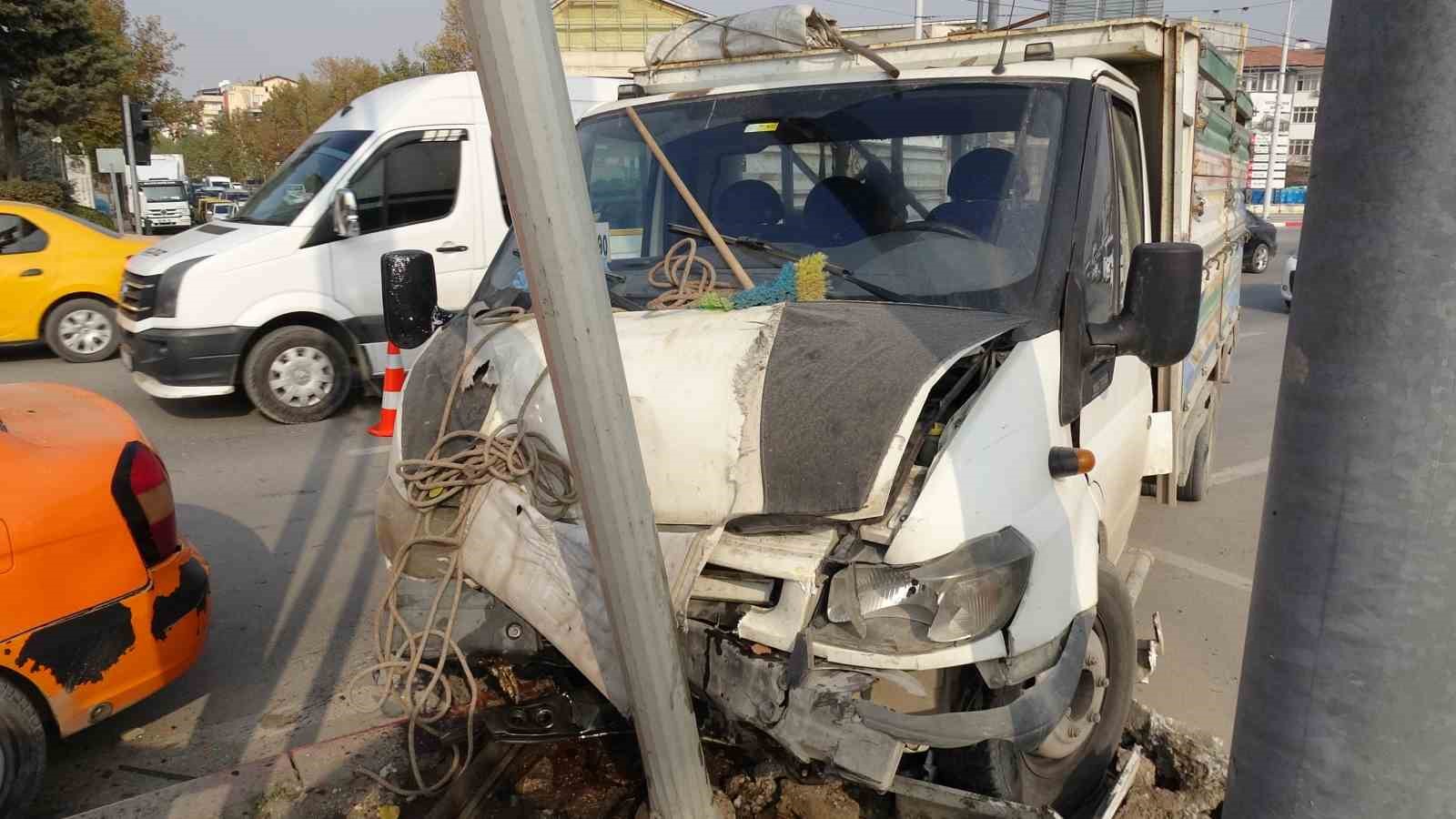 malatyada kamyonet ile ticari taksi carpisti 2 yarali 1 8maFaW9Z
