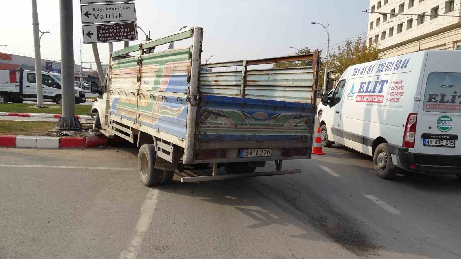 malatyada kamyonet ile ticari taksi carpisti 2 yarali 2 rTvdcmJj