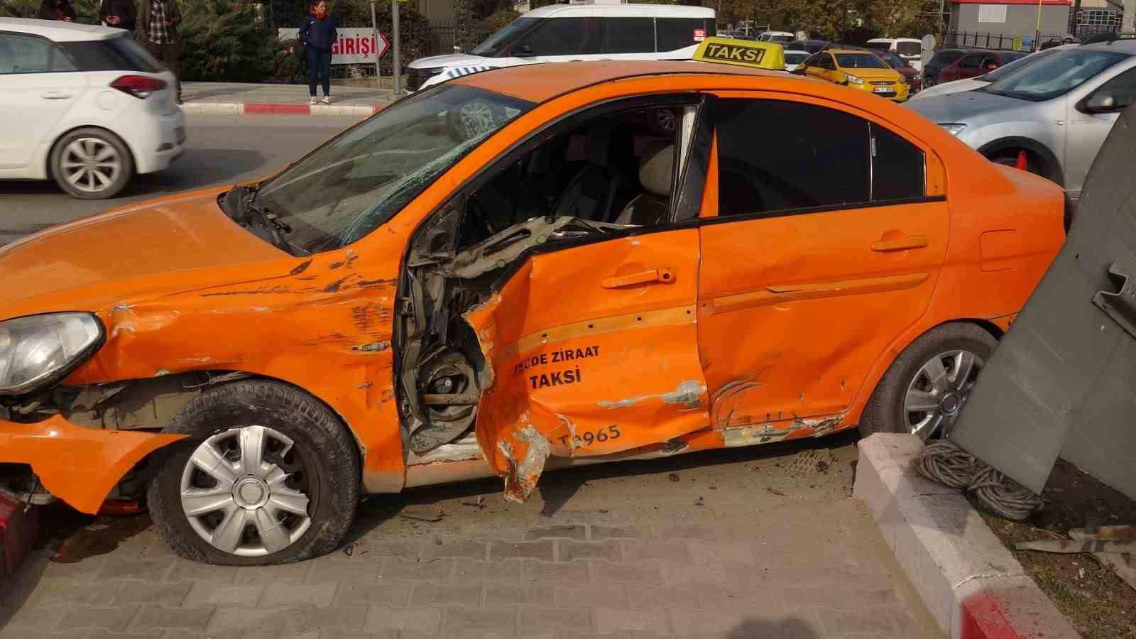 malatyada kamyonet ile ticari taksi carpisti 2 yarali 3 6TeZkyIi