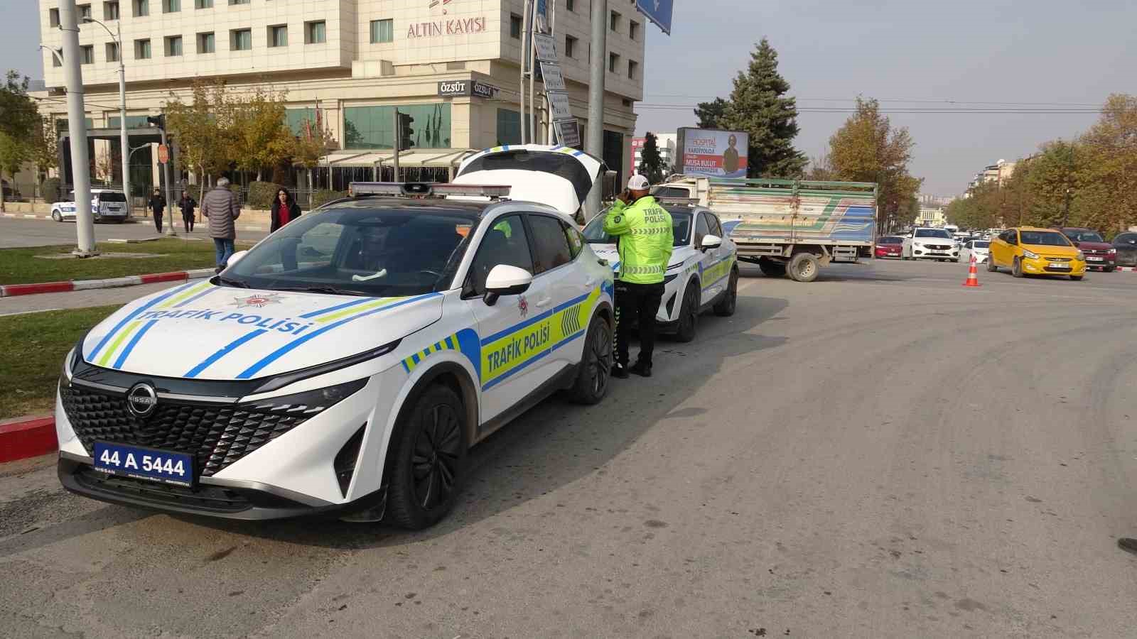 malatyada kamyonet ile ticari taksi carpisti 2 yarali 4 M65ZqilF