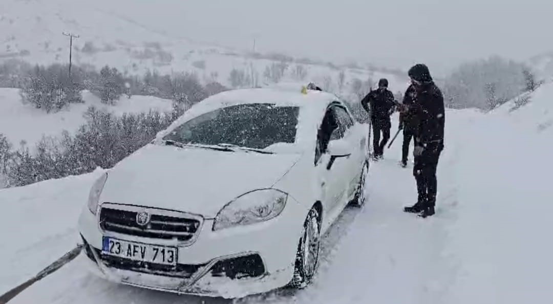 Malatya’da karlı yolda kalan araç ve hasta vatandaşlara büyükşehir ekipleri yetişti 4 malatyada karli yolda kalan arac ve hasta vatandaslara buyuksehir ekipleri yetisti 0 iwfaEJIm