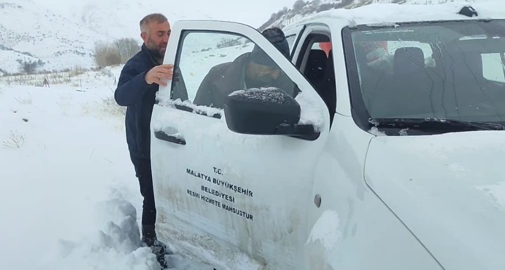 Malatya’da karlı yolda kalan araç ve hasta vatandaşlara büyükşehir ekipleri yetişti 5 malatyada karli yolda kalan arac ve hasta vatandaslara buyuksehir ekipleri yetisti 1 VBU3XfaW