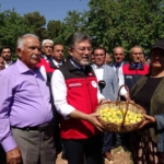 malatyada-kayisi-hasadina-katilan-bakan-yumakli-gectigimiz-senenin-o-karamsar-zamanini-uzerimizden-atan-cok-BqRVVYJz.jpg