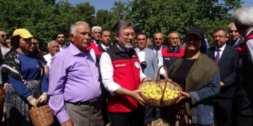 malatyada-kayisi-hasadina-katilan-bakan-yumakli-gectigimiz-senenin-o-karamsar-zamanini-uzerimizden-atan-cok-BqRVVYJz.jpg