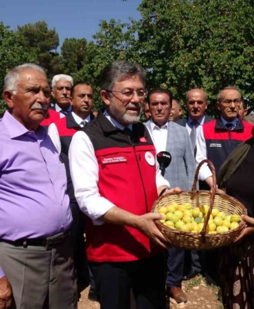 malatyada-kayisi-hasadina-katilan-bakan-yumakli-gectigimiz-senenin-o-karamsar-zamanini-uzerimizden-atan-cok-BqRVVYJz.jpg