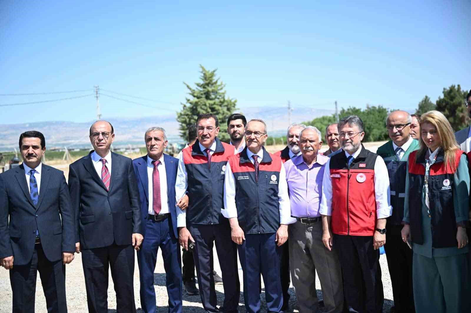 Malatya’da kayısı hasadına katılan Bakan Yumaklı: "Geçtiğimiz senenin o karamsar zamanını üzerimizden atan çok güzel bir ürün görüyoruz" 8 malatyada kayisi hasadina katilan bakan yumakli gectigimiz senenin o karamsar zamanini uzerimizden atan cok L1AvNV3u