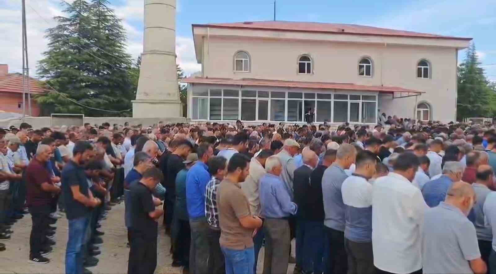 Malatya’da kazada hayatını kaybeden 3 kişilik aile toprağa verildi 4 malatyada kazada hayatini kaybeden 3 kisilik aile topraga verildi 0 JZNsRzV2