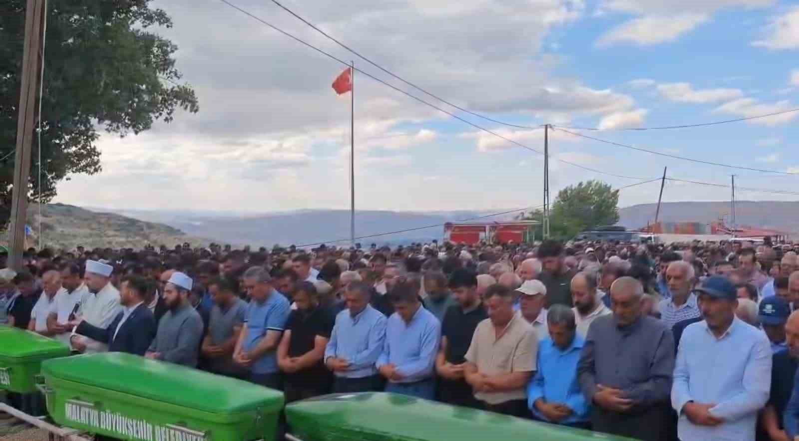 Malatya’da kazada hayatını kaybeden 3 kişilik aile toprağa verildi 5 malatyada kazada hayatini kaybeden 3 kisilik aile topraga verildi 1