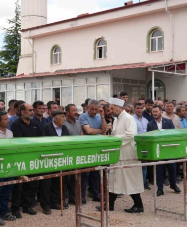 malatyada-kazada-hayatini-kaybeden-3-kisilik-aile-topraga-verildi-LwFm1WuC.jpg
