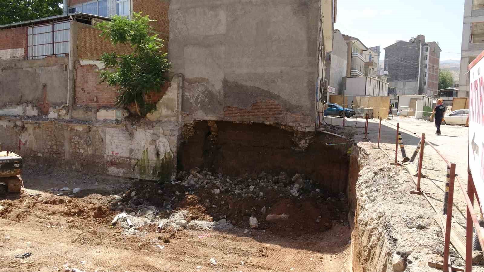 malatyada kazi sirasinda temelinde gocuk meydana gelen apartman bosaltildi 2 e62pUnfP
