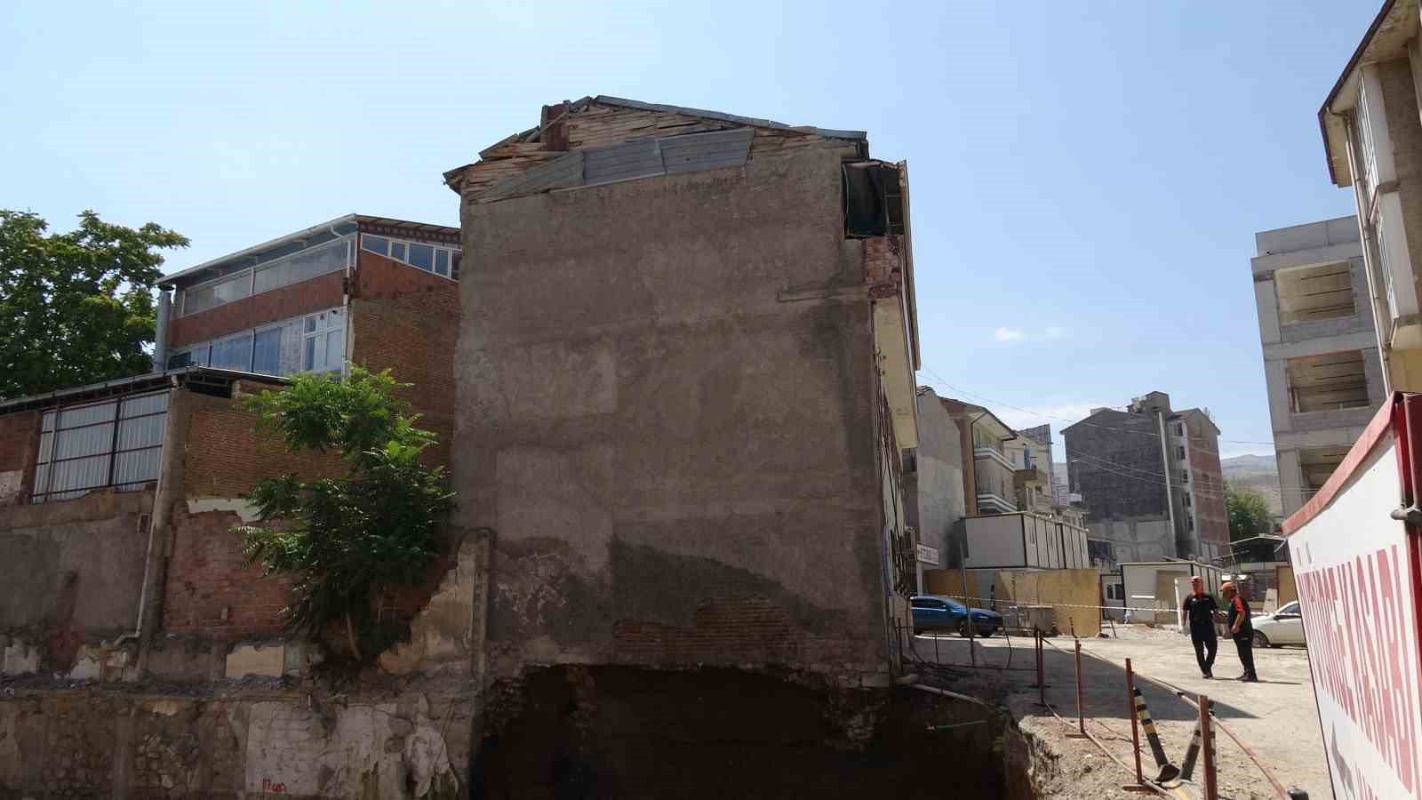 malatyada kazi sirasinda temelinde gocuk meydana gelen apartman bosaltildi 3 iQ4v88ab