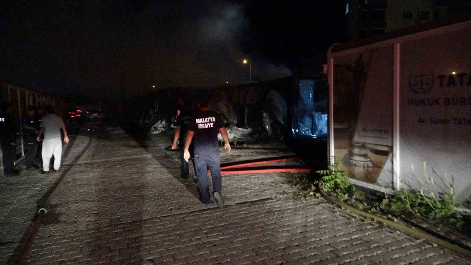 Malatya’da korkutan yangın: Ofis olarak kullanılan konteynerler kullanılamaz hale geldi 6 malatyada korkutan yangin ofis olarak kullanilan konteynerler kullanilamaz hale geldi 2 acUHR5WN