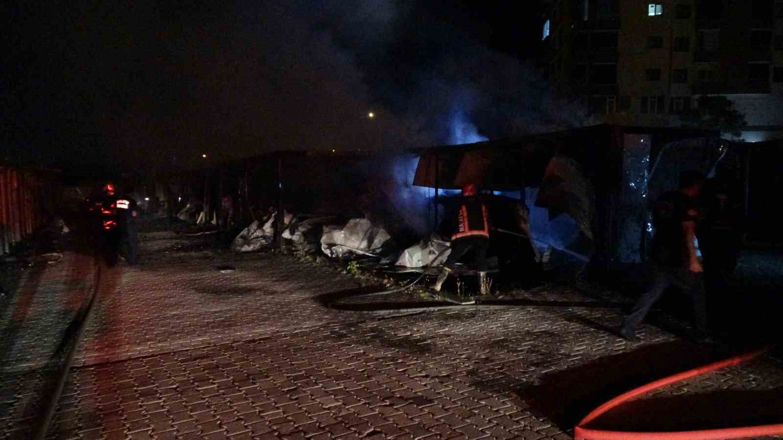 Malatya’da korkutan yangın: Ofis olarak kullanılan konteynerler kullanılamaz hale geldi 7 malatyada korkutan yangin ofis olarak kullanilan konteynerler kullanilamaz hale geldi 3 L37pdW95