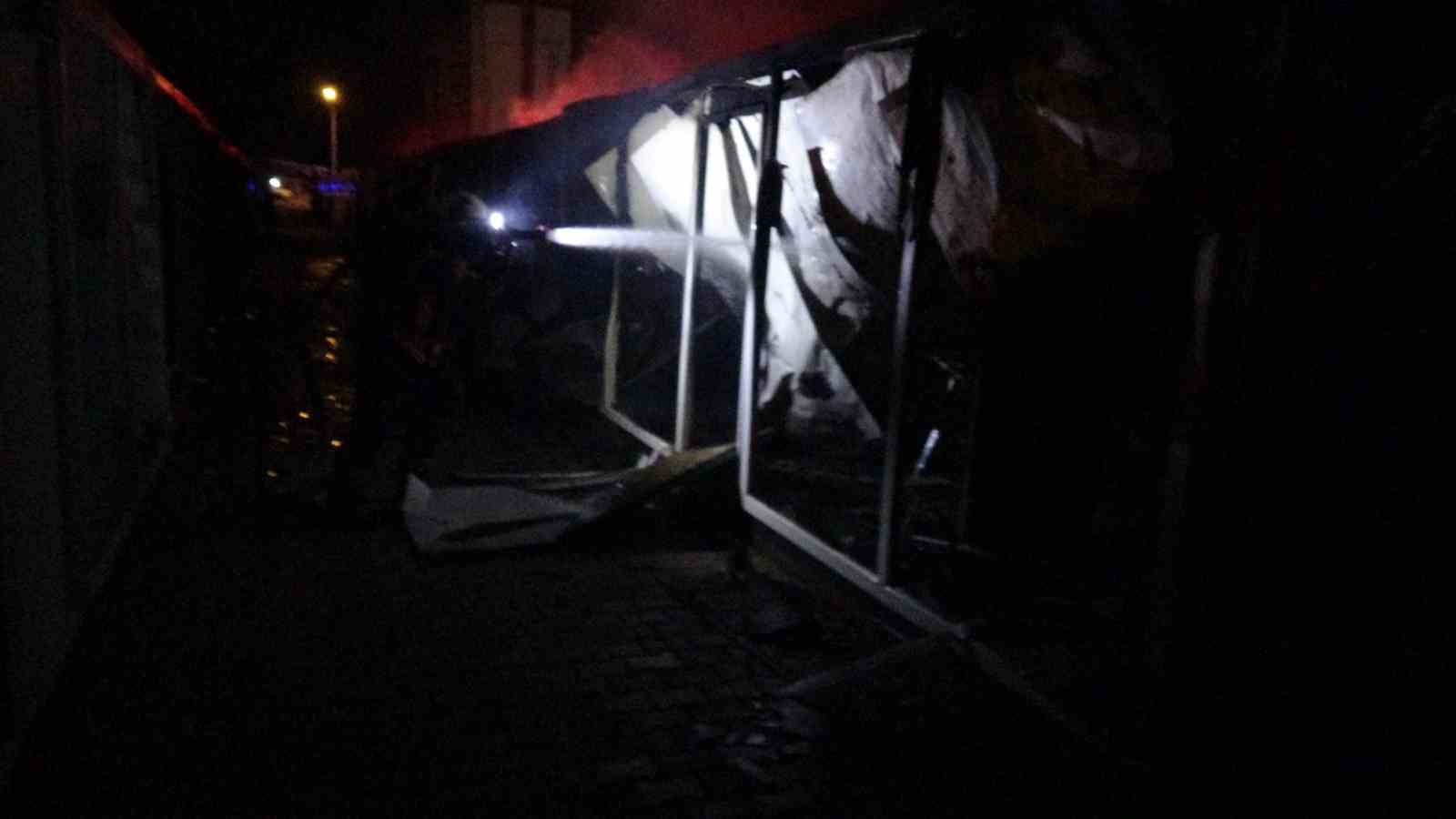 Malatya’da korkutan yangın: Ofis olarak kullanılan konteynerler kullanılamaz hale geldi 8 malatyada korkutan yangin ofis olarak kullanilan konteynerler kullanilamaz hale geldi 4 T5SaTZpP
