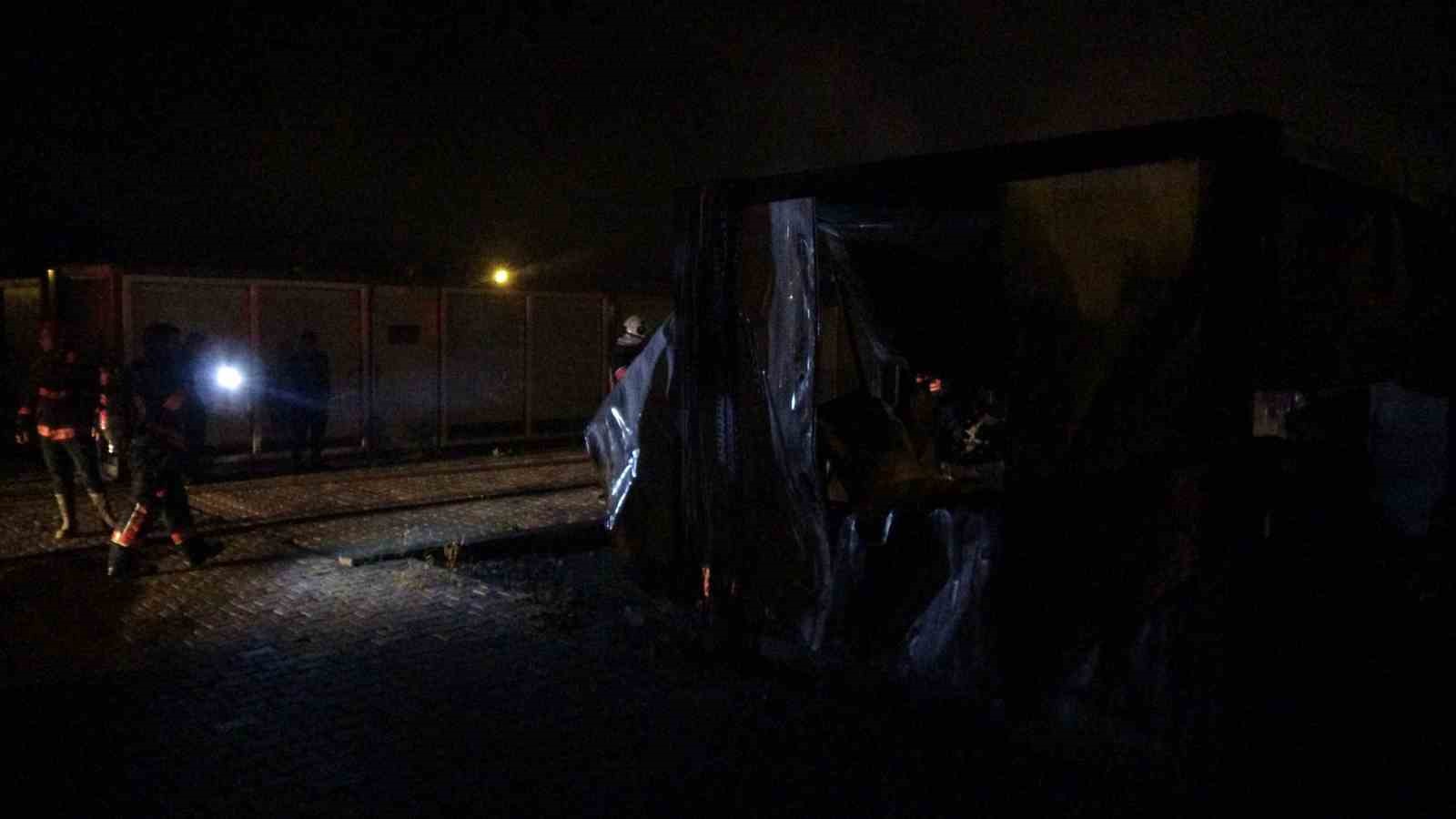 Malatya’da korkutan yangın: Ofis olarak kullanılan konteynerler kullanılamaz hale geldi 9 malatyada korkutan yangin ofis olarak kullanilan konteynerler kullanilamaz hale geldi 5 XFnMDf7N
