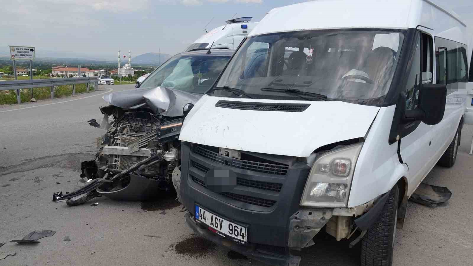 malatyada minibus ile hafif ticari arac carpisti 8 yarali 1 bRH1DvEk