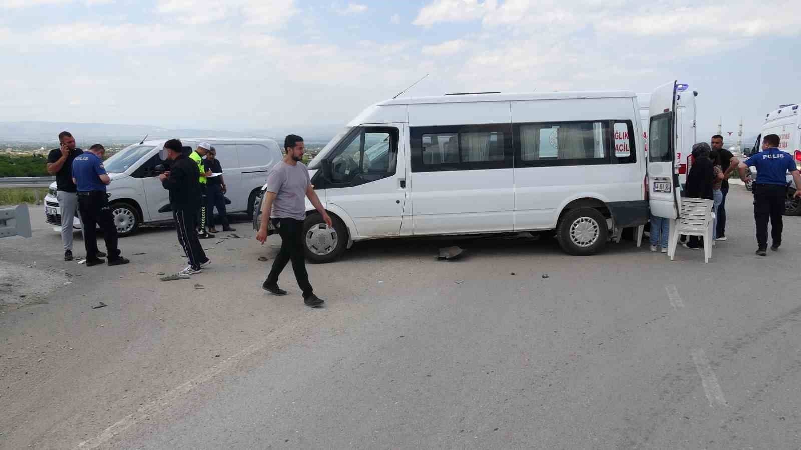 malatyada minibus ile hafif ticari arac carpisti 8 yarali 3 PGSW6TA8