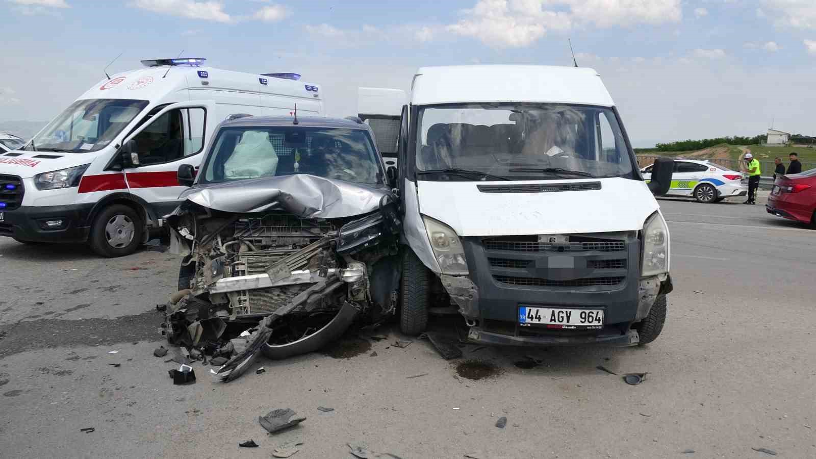 malatyada minibus ile hafif ticari arac carpisti 8 yarali 6 sDGbps5I