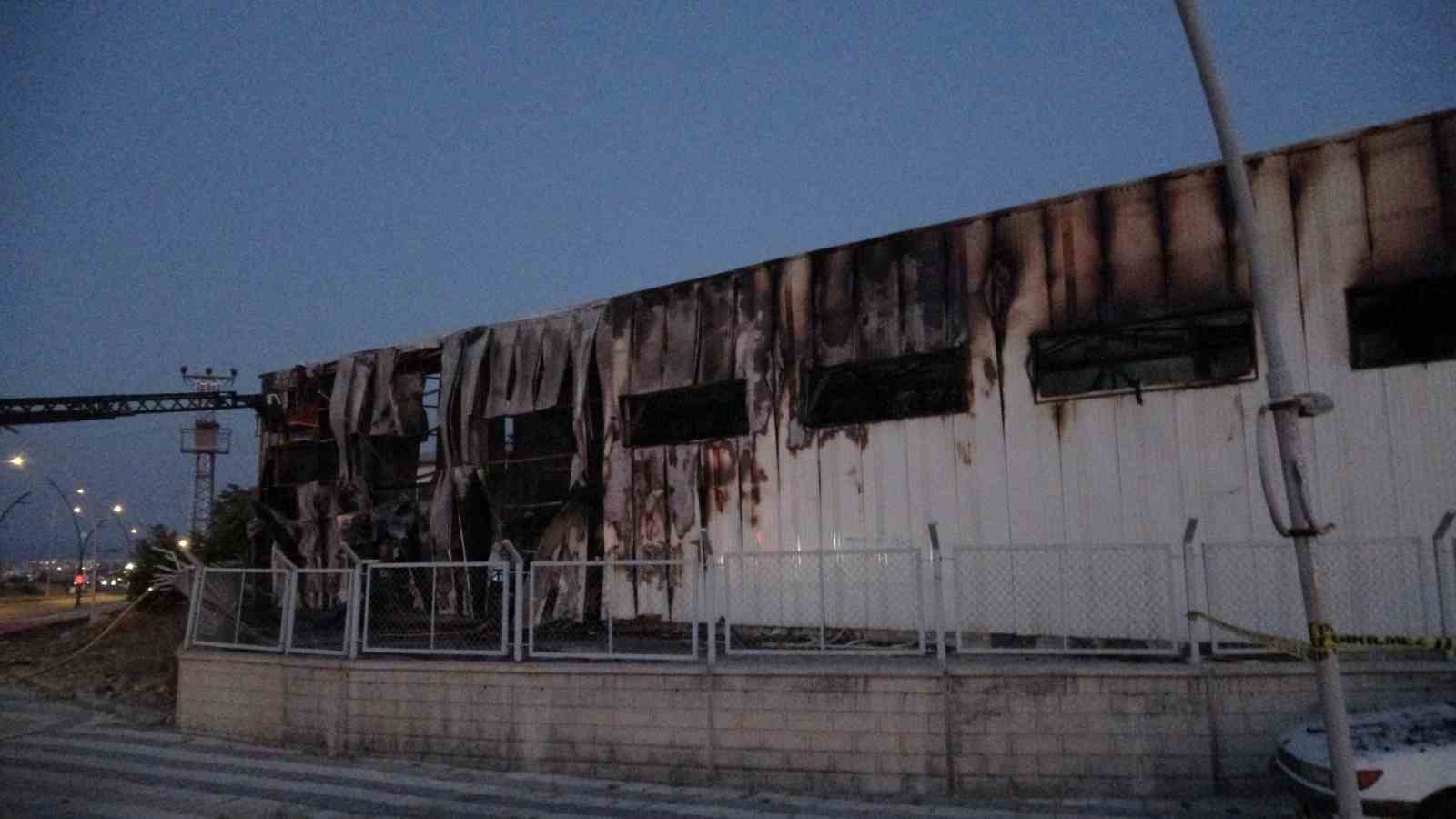 Malatya’da MOTAŞ bakım atölyesinde yangın 7 malatyada motas bakim atolyesinde yangin 3 cAbswgHX