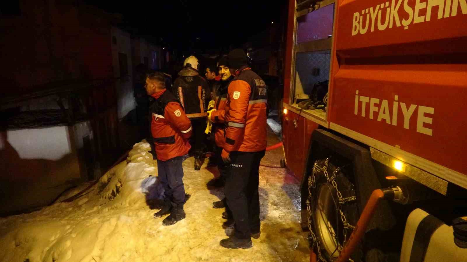malatyada mustakil evde yangin mahsur kalan kadin kurtarildi 6 nKmPwCIq