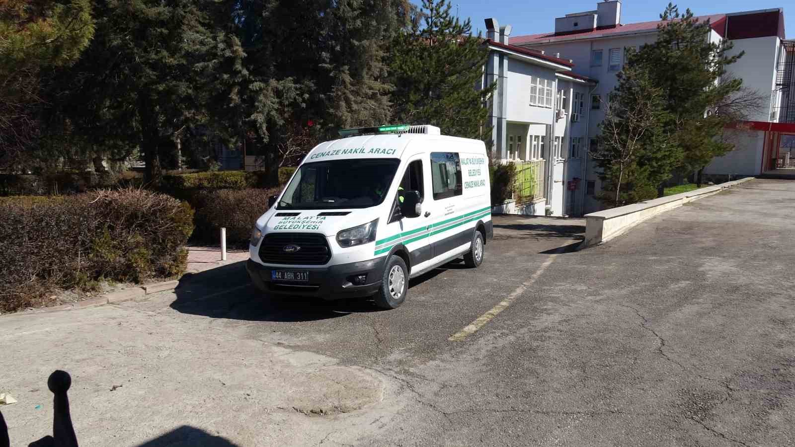 malatyada oglu tarafindan bicaklanan sahis hayatini kaybetti 1 QWXkwsLE