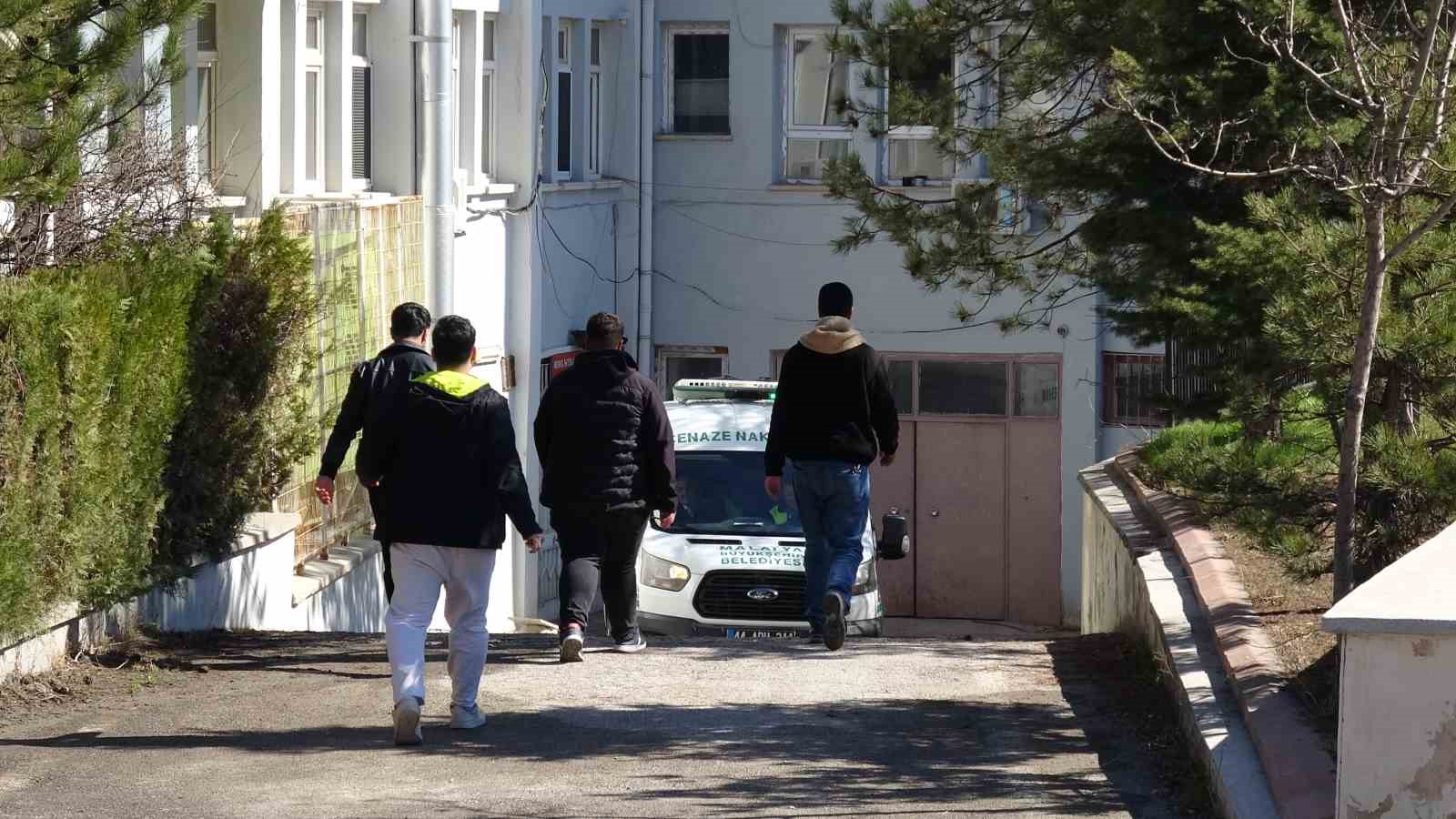 malatyada oglu tarafindan bicaklanan sahis hayatini kaybetti 2 XrgMkNeq
