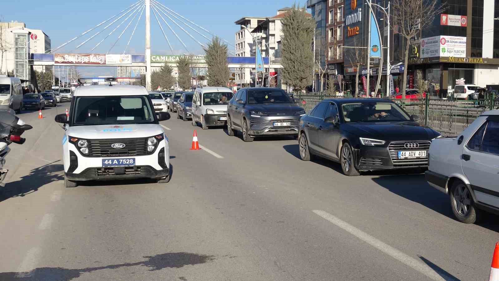 malatyada otomobil ile carpisan motosiklet devrildi 2 yarali 5 dl6uJgBP