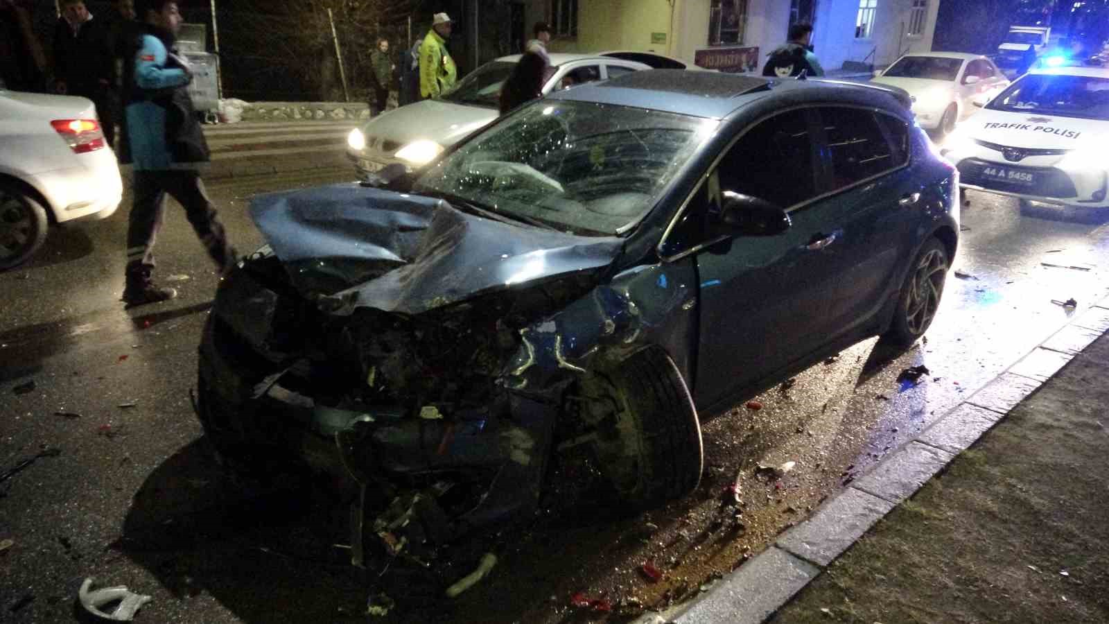 malatyada otomobilin carptigi tofas kagit gibi ezildi 3 yarali 1 jMIuWqTI