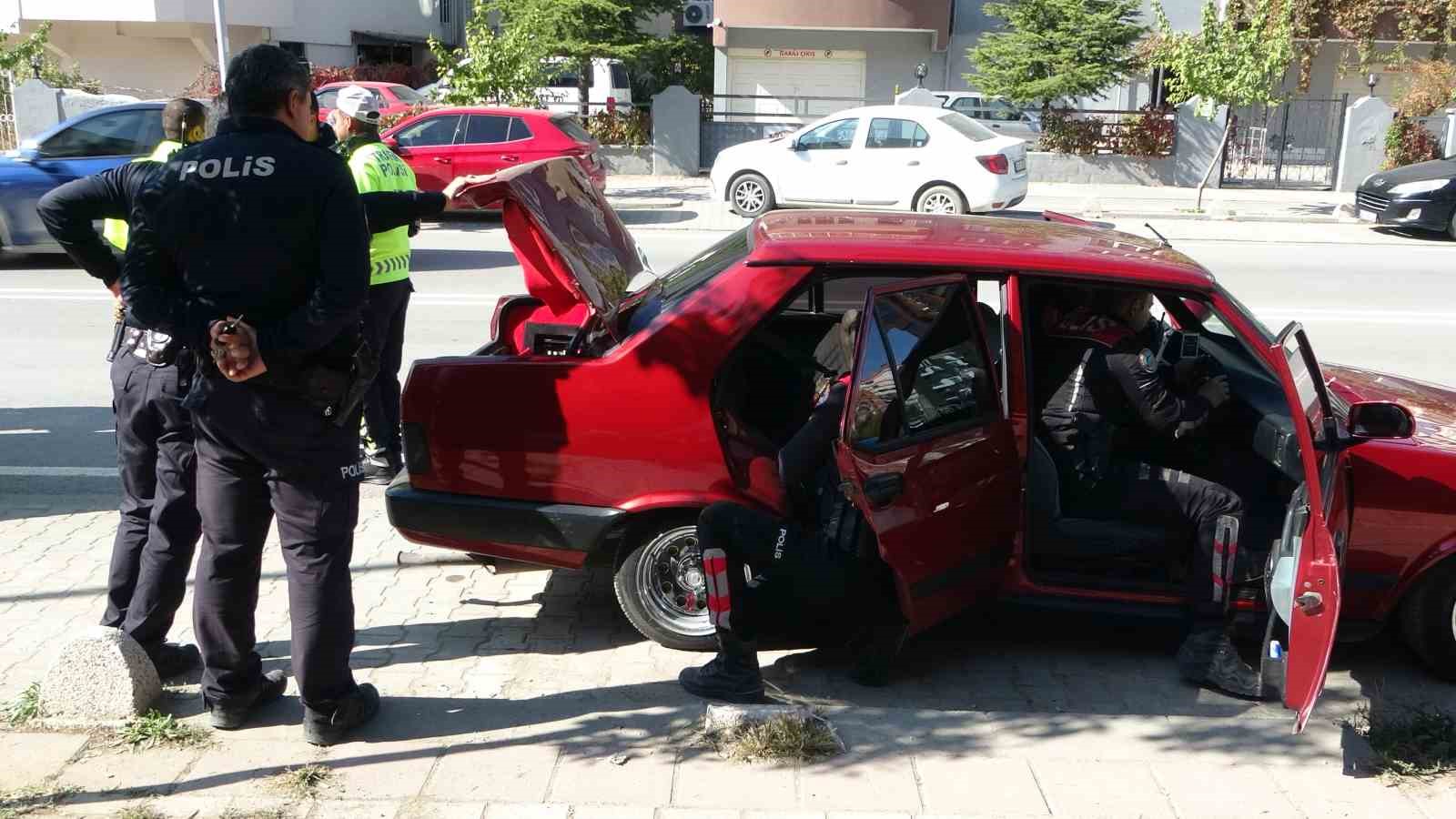 malatyada polisin dur ihtarina uymayan aracta uyusturucu ele gecirildi 3 EEteZOLa