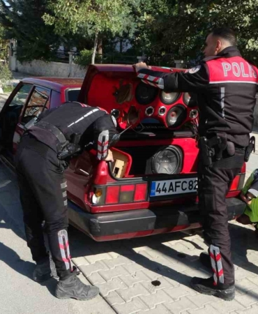 malatyada-polisin-dur-ihtarina-uymayan-aracta-uyusturucu-ele-gecirildi-rAeA54qx.jpg