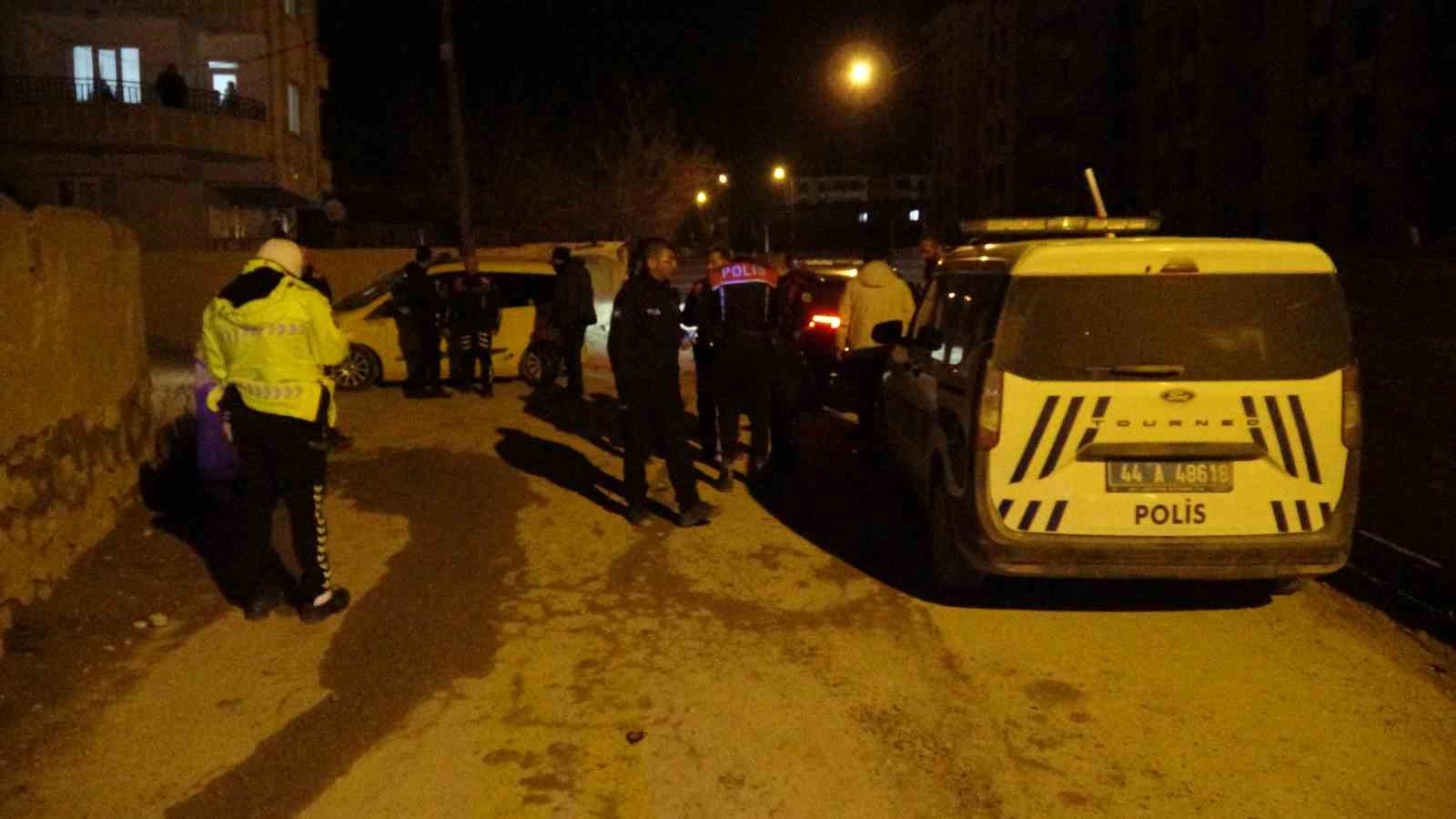 Malatya’da polisin "dur" ihtarına uymayan araçtan uyuşturucu çıktı 4 malatyada polisin dur ihtarina uymayan aractan uyusturucu cikti 0 WIqfcSM6