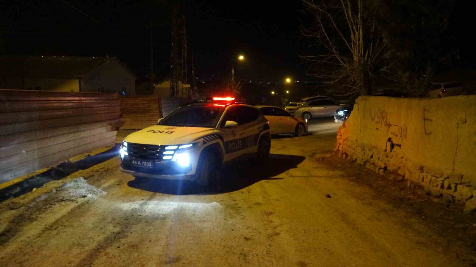 Malatya’da polisin "dur" ihtarına uymayan araçtan uyuşturucu çıktı 6 malatyada polisin dur ihtarina uymayan aractan uyusturucu cikti 2 yf6eDGjO