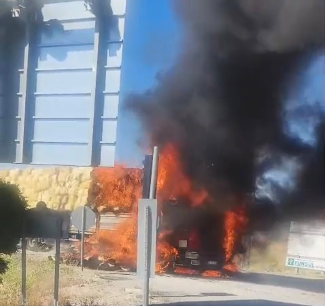 malatyada saman yuklu tir alev alev yandi 0 kmSsatqB