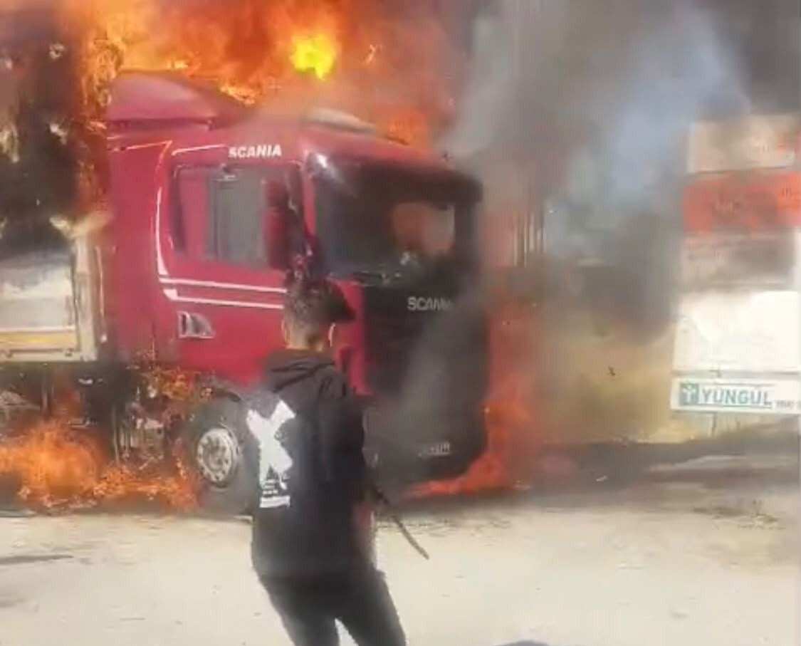 malatyada saman yuklu tir alev alev yandi 1 gkS5JGXl