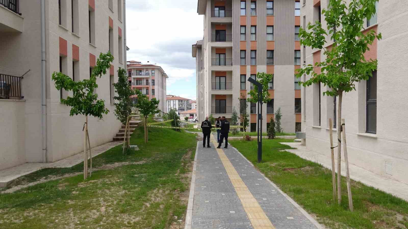 malatyada site icerisinde hareketsiz bulunan sahis hayatini kaybetti 2 YdgugUmp