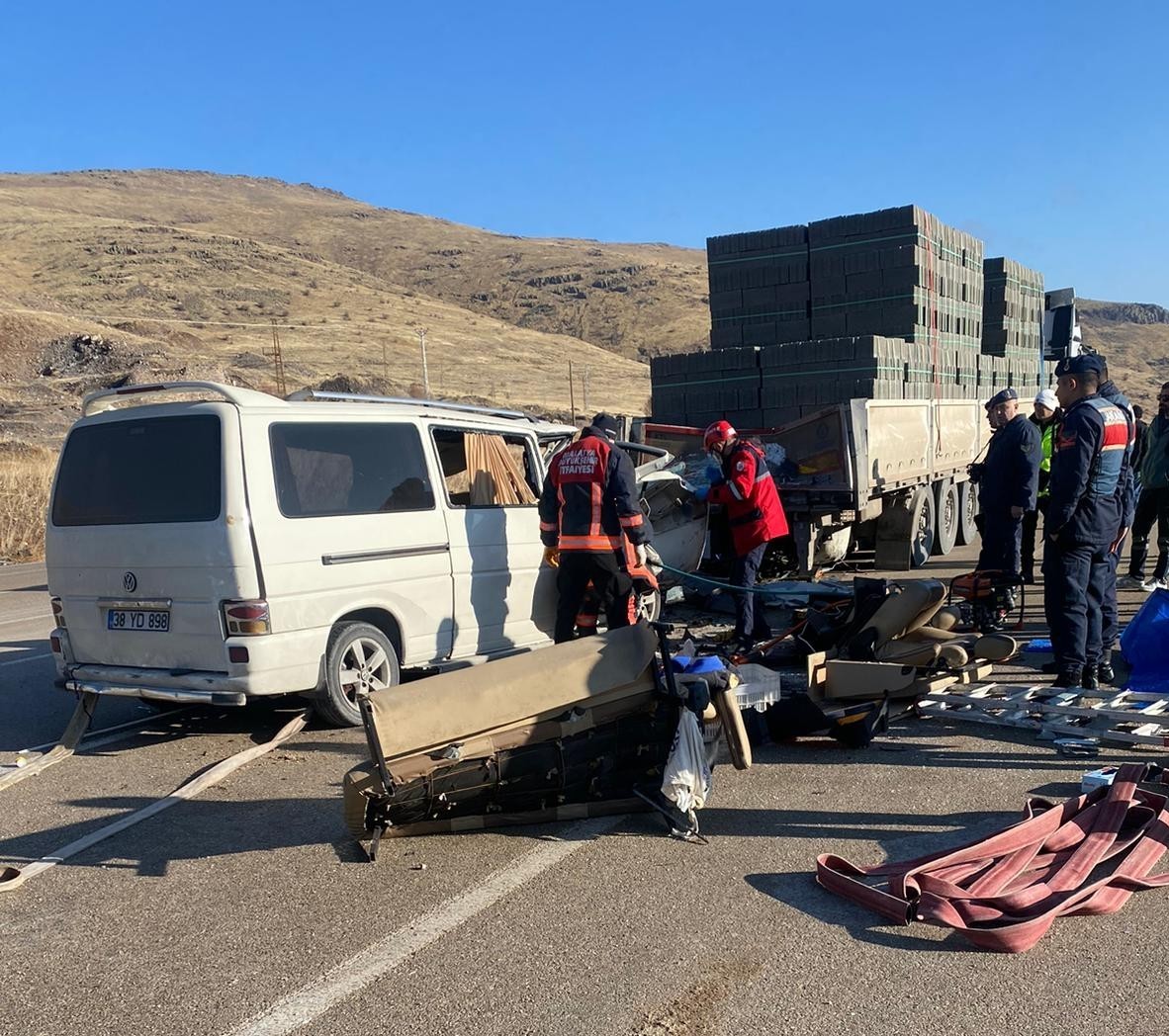 malatyada tir ile minibus carpisti 3 olu 0 vlC6h4pB