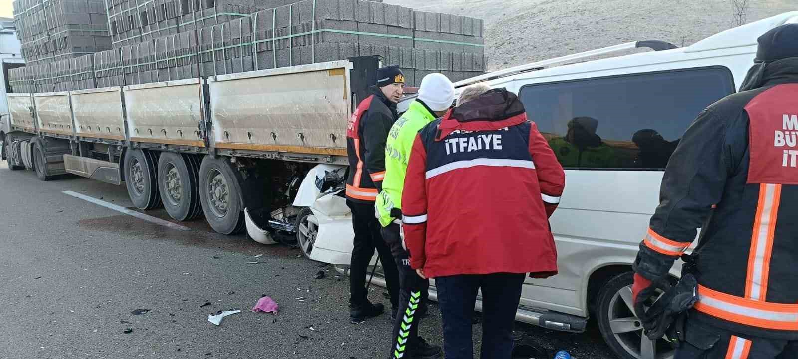 malatyada tir ile minibus carpisti 3 olu 1 acfsD7sX