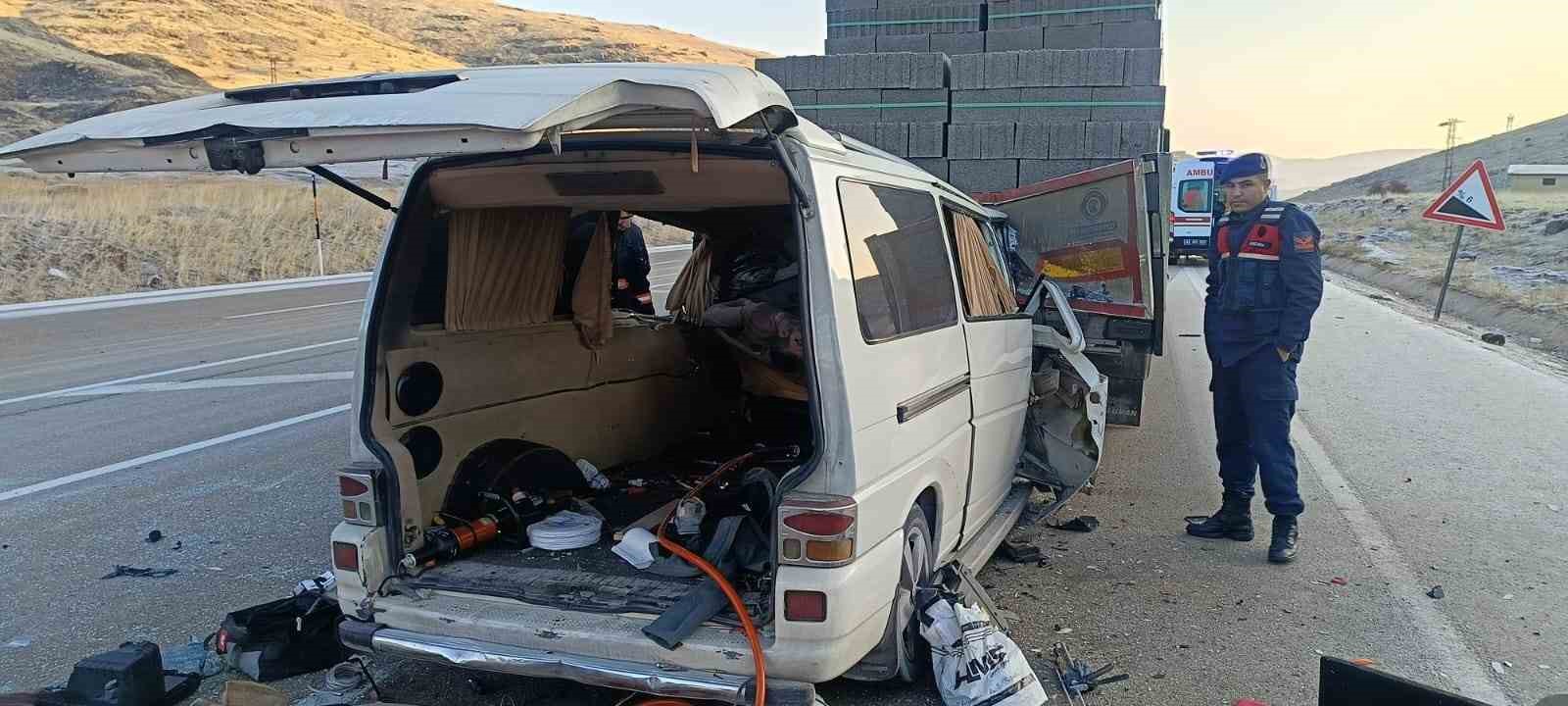 malatyada tir ile minibus carpisti 3 olu 2 9d6Dwu73