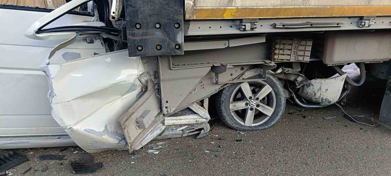 malatyada tir ile minibus carpisti 3 olu 3 yBHngura