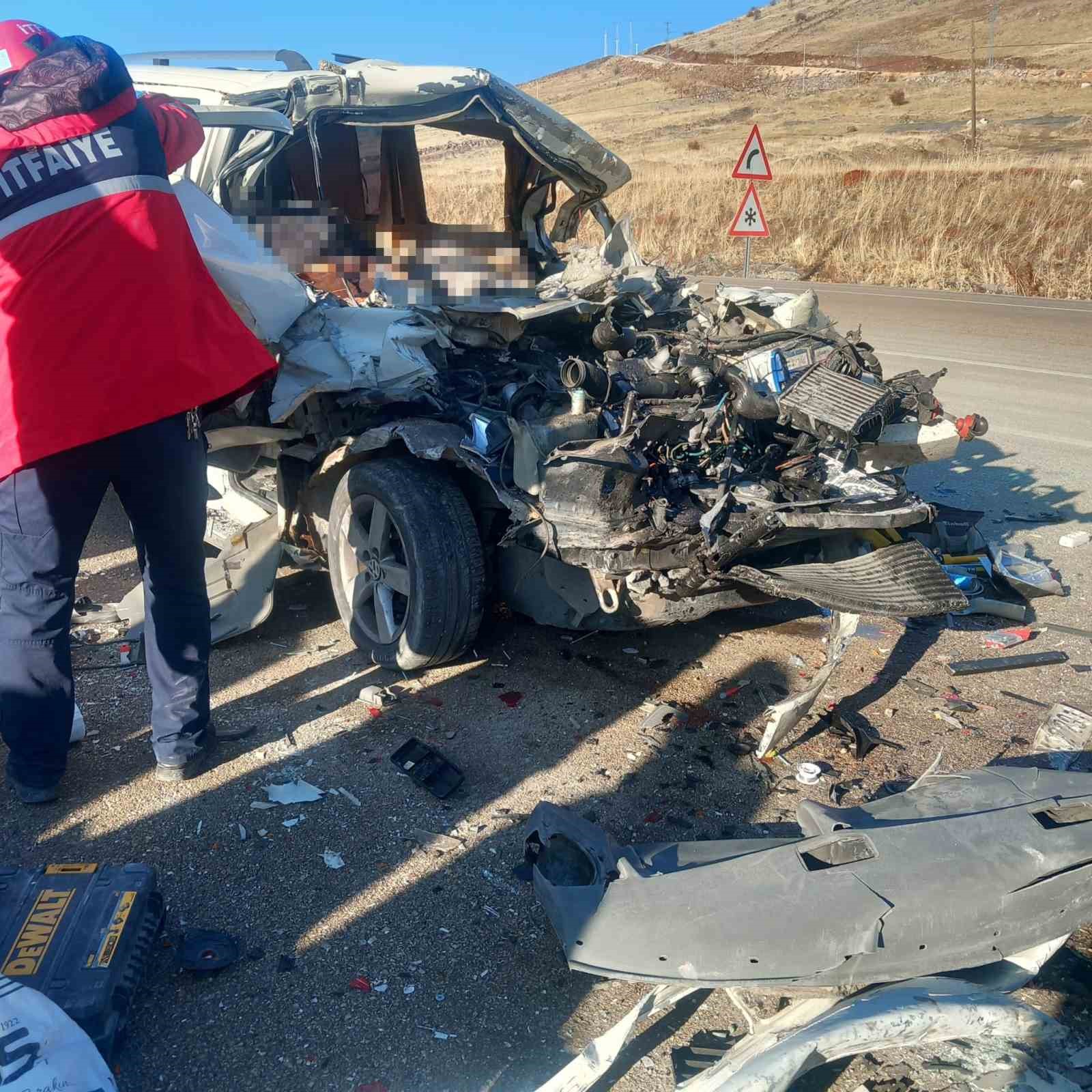 malatyada tir ile minibus carpisti 3 olu 4 MZi53ANQ