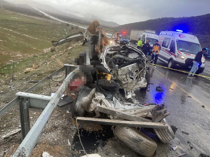 malatyada tir ile otomobil kafa kafaya carpisti 3 olu 1 yarali 1 3jIk1Wnn