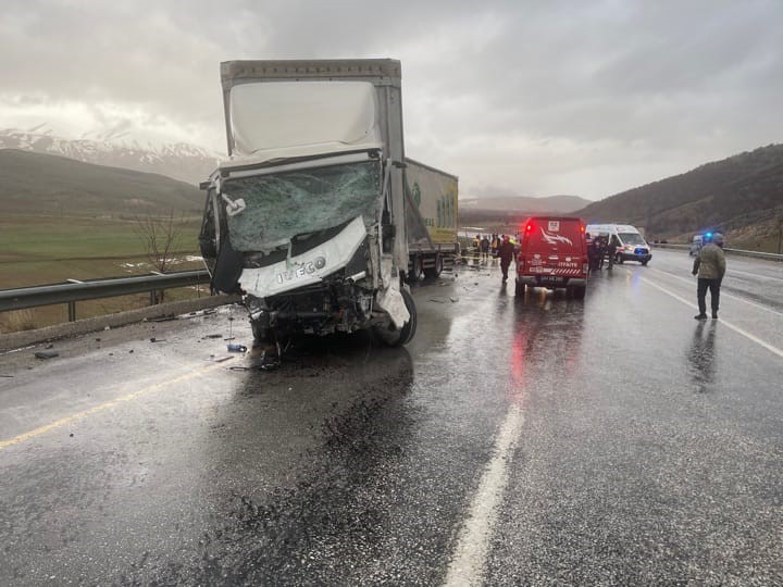 malatyada tir ile otomobil kafa kafaya carpisti 3 olu 1 yarali 2 Uq1XRrEb