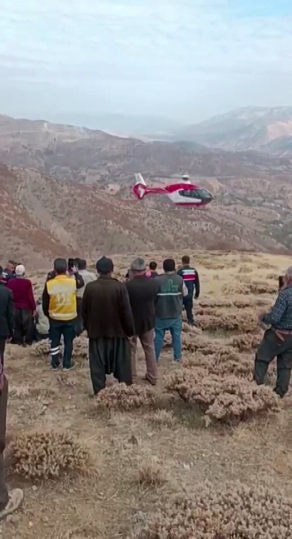 malatyada ucuruma yuvarlanan sahsin helikopterle sevk anlari kamerada 0 JVLdgci6